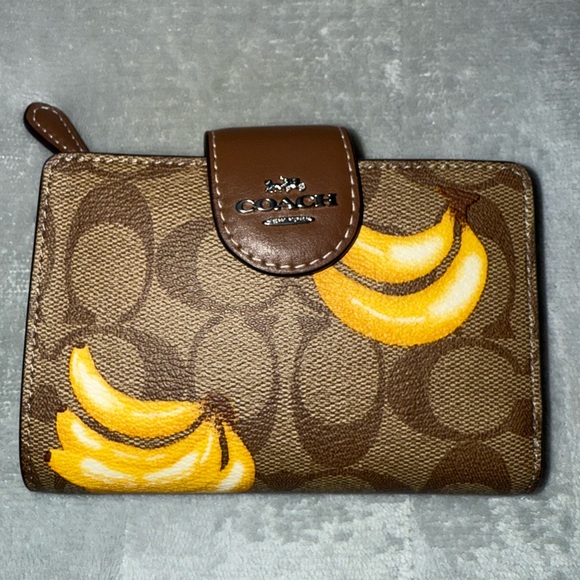 Coach Medium Corner Zip Wallet In Signature Canvas With Banana Print CR944 - Picture 1 of 7